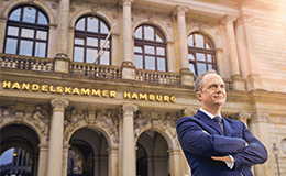 Ralf Kothe vor der Handelskammer Hamburg