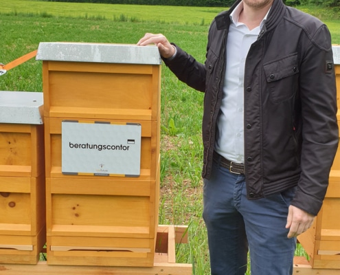 Michael Löbbert vor unserem Bienenstock am Ammersee
