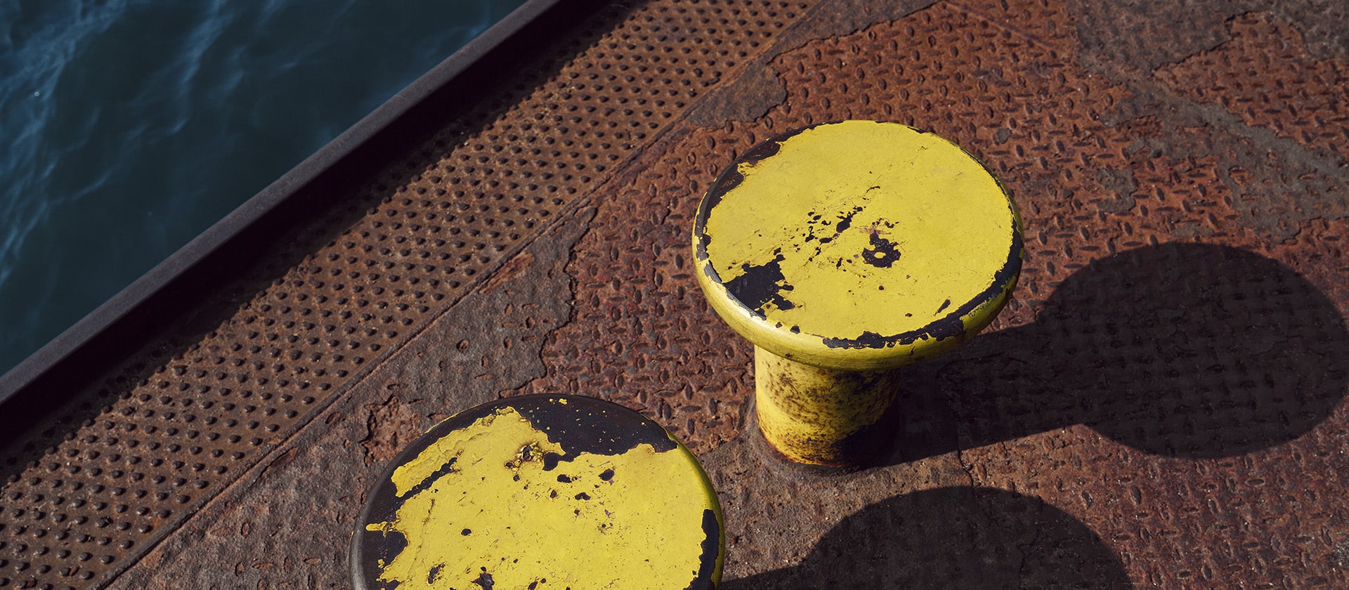 Zwei gelbe Poller am Hamburger Hafen